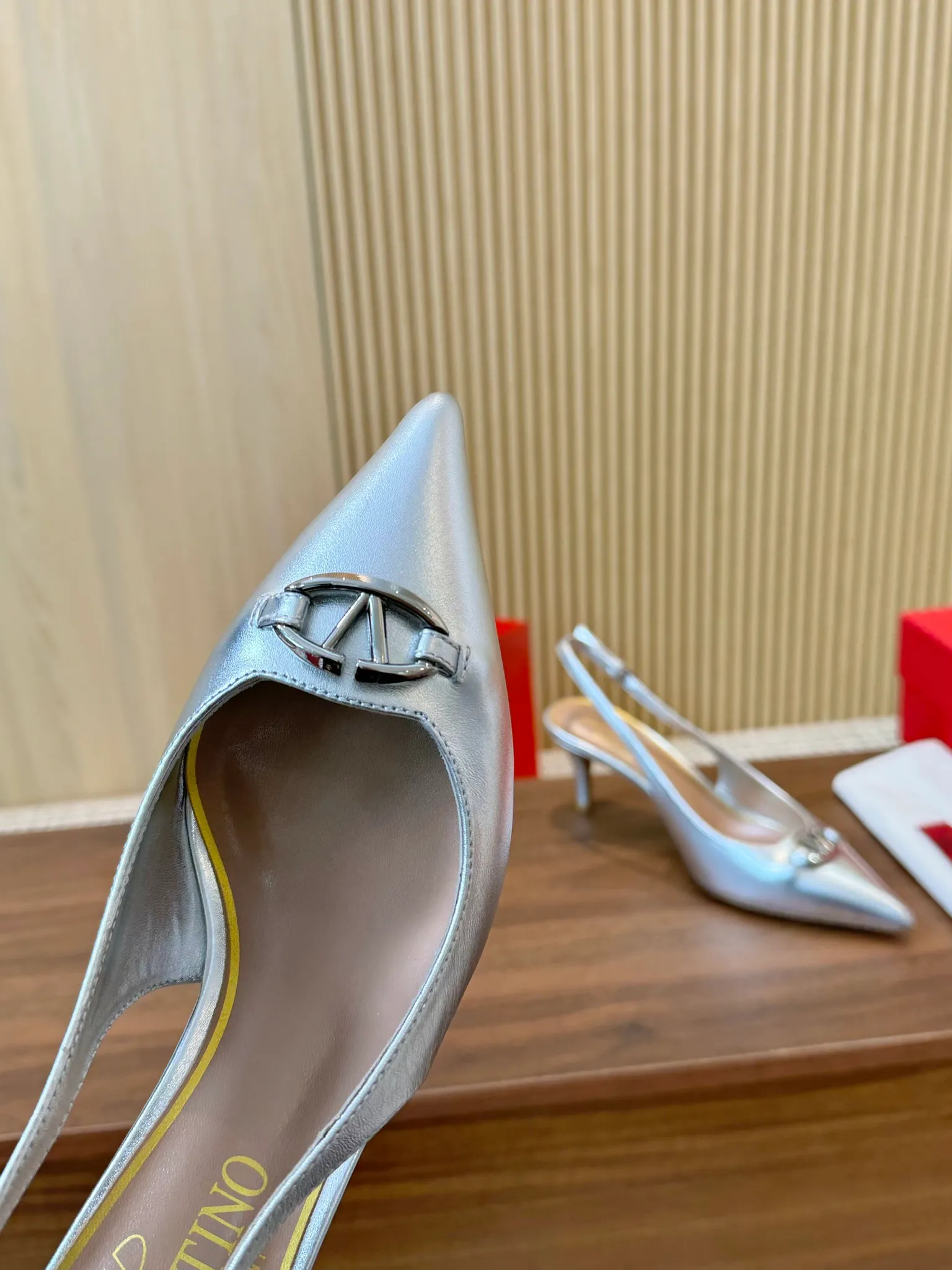 👟👟Ex-factory price 440👟👟 Genuine leather sole +40 Top version 𝑉𝐴𝐿𝐸𝑁𝑇𝐼𝑁𝑂 Valentino new spring and summer women's back hollow new sandals. The new generation of unique small "V" buckle brings out a full sense of luxury. The new season will live up to expectations! Worth buying★Absolutely high-grade❥Original method, Absolutely sensual❥Elegant style, creating a different feeling, simple and elegant style!  Code number: 35-41 (34-42 customized, non-returnable) Fabric: Imported matte cowhide Inner feet: Inner sheepskin Heel height: 3 types Heel height: 3cm➕6.5cm➕9.5cm